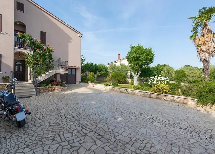 Apartman David With Balcony